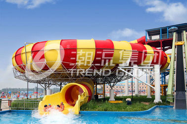 Menarik taman air Slide, raksasa ruang belakang air slide merah / kuning