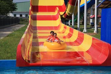 304 Stainless Steel Fiberglass Water Slides Kapasitas Tinggi 13m platform Tinggi / Aqua Park