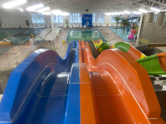 Fiberglass Water Park Peralatan Kustom Water Slides / Petualangan Water Slides untuk Bertema Taman