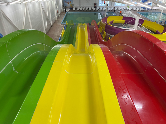 Fiberglass Water Park Peralatan Kustom Water Slides / Petualangan Water Slides untuk Bertema Taman