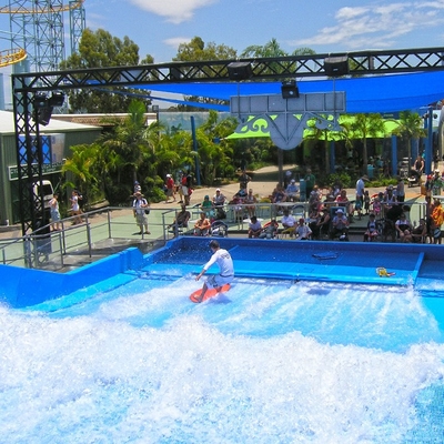 Dua peselancar Wisata Novel air naik air Flowrider untuk lega
