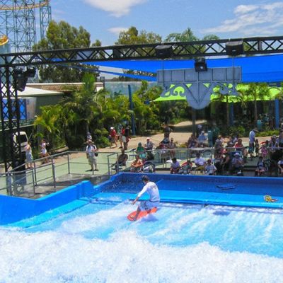 Simulator Selancar Wahana Air Flowrider dengan 160-240 Penunggang per Jam, Mesin Selancar 37KW, dan Volume Tangki 150.000 Liter