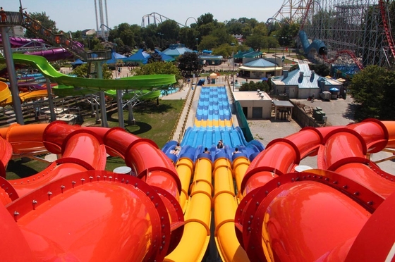 Menarik Kupu-kupu Balap Fiberglass Water Slides Galvanized Carbon Steel Frame Untuk Aqua Park