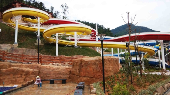 Red Raksasa Keluarga Commercial Kustom Water Slides Fiberglass Bahan