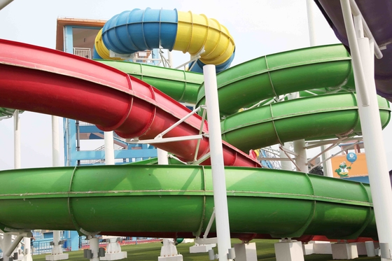 Populer Spiral Water Park Slide Dengan Vertical Track, FRP Water Park Slides Untuk Water Park