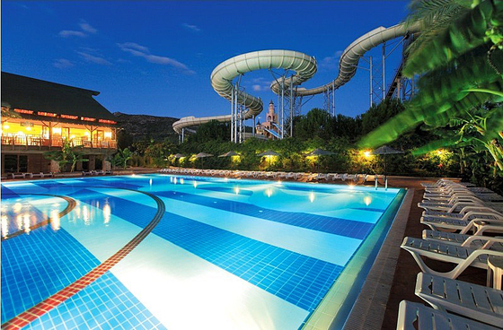 Di atas tanah air kolam slide untuk keluarga air interacetive menyenangkan di aqua taman