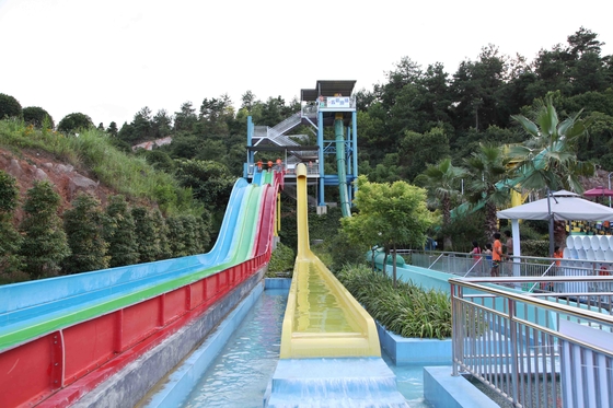 Multi-Lanes Rainbow FRP Kustom Slides Air Dalam Sebuah Slide Amusement Park Water