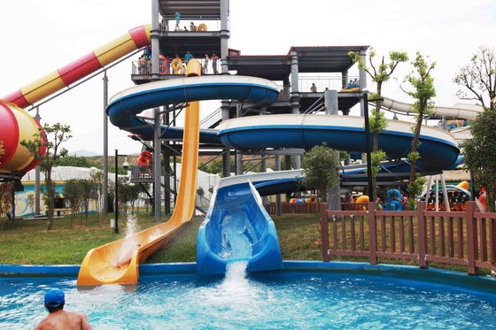 General Water Park Barang Khusus Water Slide Internet Kecepatan Dengan 120 Riders / H Kapasitas