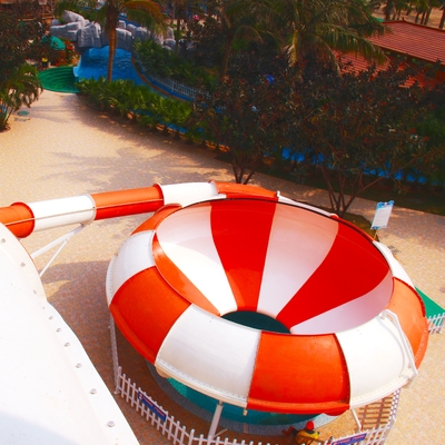 Custom Fun Aqua Park Saringan Air Fiberglass Ruang Angkasa Raksasa Halaman Belakang Slides Air