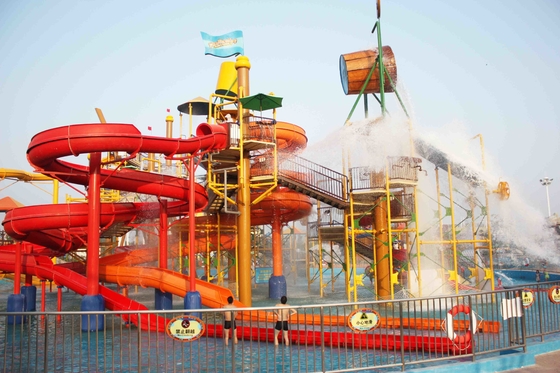Menarik taman air keluarga di waterhouse giantic dengan gaya waterslide yang berbeda