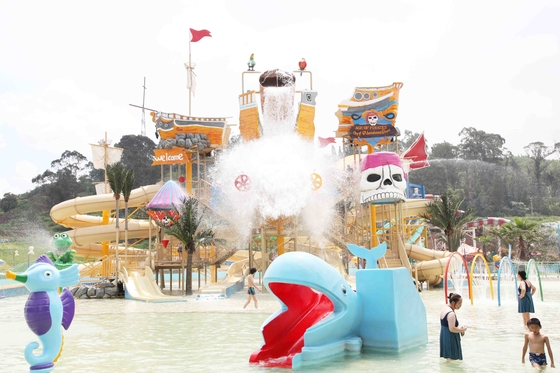 Anak-anak bermain anak raksasa Hotel Aqua / air ramah orang dewasa slide