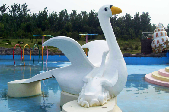 Lucu Fiberglass Water Park Slide dengan Swan Berbentuk untuk anak-anak Aqua Putar