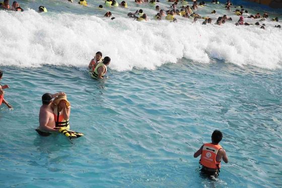 Kolam Renang Aqua Park Wave, Waterpark Wave Machine Untuk Hiburan Keluarga