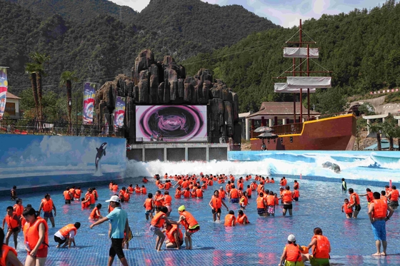 Kolam Renang Gelombang Taman Air yang Menarik / Kolam Renang Wave Pool Aqua