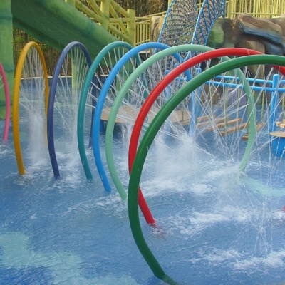 Semprotan Air Anak Rainbow Arch Seluncuran Air Fiberglass Untuk Taman Hiburan