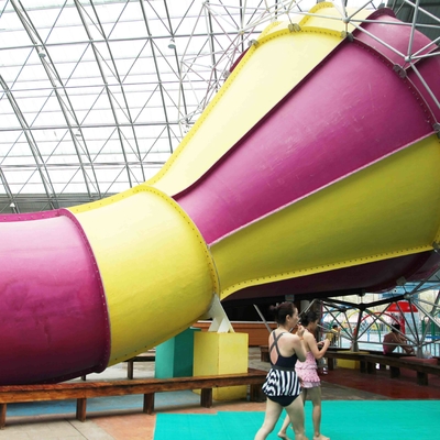 Anak-anak waterslide atas tanah kolam air slide untuk keluarga bermain air interaktif