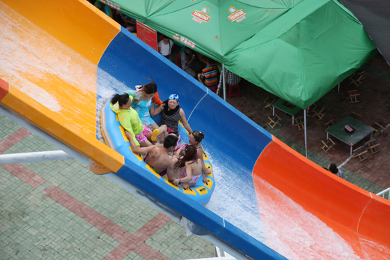 Colorful atas Ground Fiberglass Air Slide, Slide Fiberglass Renang untuk Giant Water Park