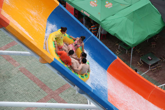 Colorful atas Ground Fiberglass Air Slide, Slide Fiberglass Renang untuk Giant Water Park