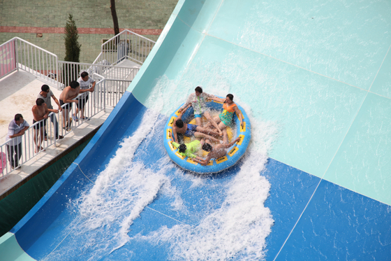 Colorful atas Ground Fiberglass Air Slide, Slide Fiberglass Renang untuk Giant Water Park