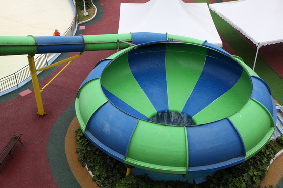 Pemasangan Mudah Senter Air Fiberglass Ruang Angkasa Slide Air untuk Taman Air