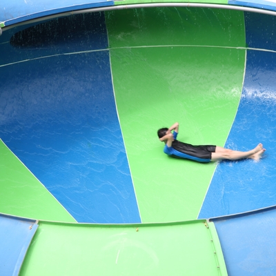 Pemasangan Mudah Senter Air Fiberglass Ruang Angkasa Slide Air untuk Taman Air