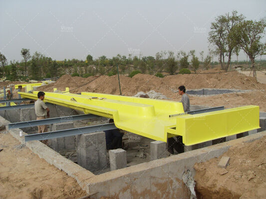 Slide air boomerang serat kaca tahan lama dengan ketinggian 18,75m dan kapasitas 1080 pengendara / jam untuk taman air