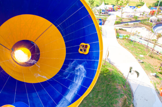 Slide Air Tornado Khusus dengan Konstruksi Serat Kaca, 720 Penunggang Per Jam, dan Ketinggian Platform 14,6m untuk Atraksi Air