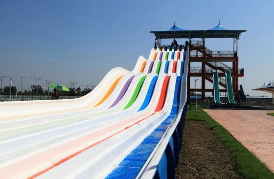 Slide Air Pelangi Multi-Lane untuk Taman Air. Slide Balap Mat 4-Lane. Produsen Slide Pelangi Serat Kaca Sejak 1994