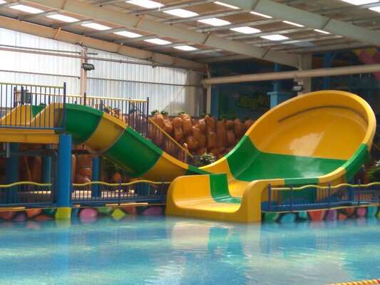 Anak-anak U-Turn Water Slide dengan jejak kompak dan rakit ganda untuk kesenangan keluarga
