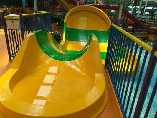 Anak-anak U-Turn Water Slide dengan jejak kompak dan rakit ganda untuk kesenangan keluarga