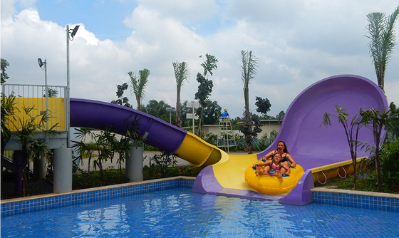 Anak-anak U-Turn Water Slide dengan jejak kompak dan rakit ganda untuk kesenangan keluarga