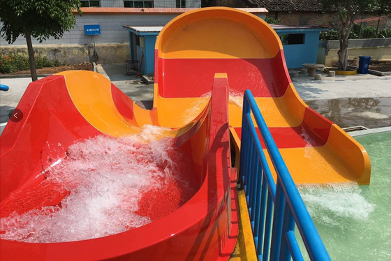 Anak-anak U-Turn Water Slide dengan jejak kompak dan rakit ganda untuk kesenangan keluarga