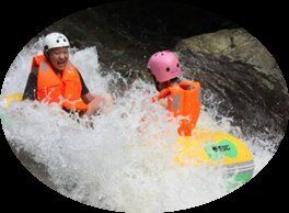 Wahana Arung Jeram Gunung dengan Struktur Baja Hot-dip Galvanis dan Seluncur Fiberglass untuk Arung Jeram Gunung Bertema