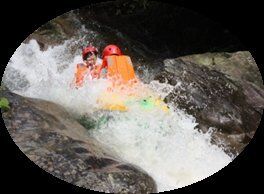 Wahana Arung Jeram Gunung dengan Struktur Baja Hot-dip Galvanis dan Seluncur Fiberglass untuk Arung Jeram Gunung Bertema