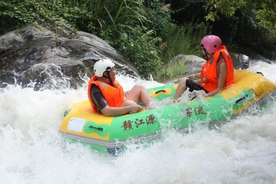 Wahana Arung Jeram Gunung dengan Struktur Baja Hot-dip Galvanis dan Seluncur Fiberglass untuk Arung Jeram Gunung Bertema