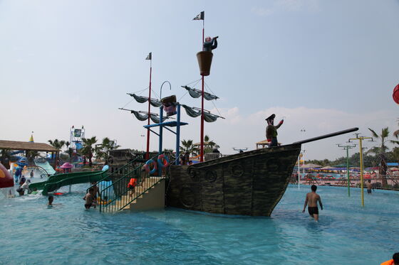 Permainan Air Kapal Bajak Laut dengan Seluncur Fiberglass yang Dipasang dengan Tangan dan Struktur Baja Galvanis Celup Panas untuk Dukungan Turnkey