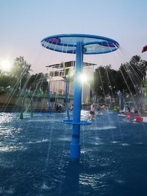 Peralatan Bermain Air Anak-Anak dengan Struktur Baja Galvanis Celup Panas, Seluncuran Fiberglass Tahan Korosi, dan Desain Keamanan Air Dangkal