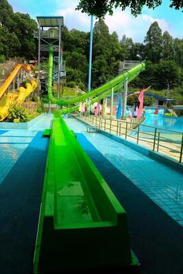 Seluncuran Air Melingkar dengan Ketinggian Platform 16m, Kapasitas 120 Orang, dan Struktur Baja Galvanis Celup Panas