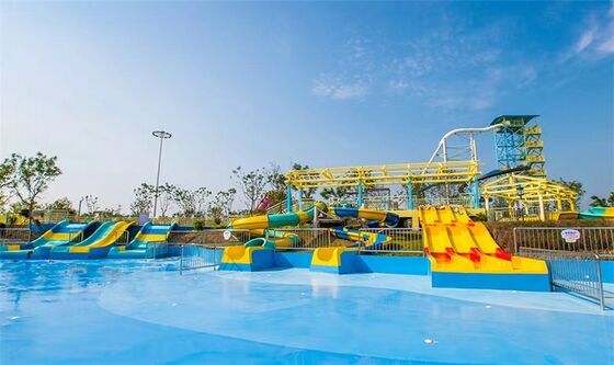Grup Perosotan Anak - Perosotan Air Fiberglass Multi-Jalur dengan Platform Rendah dan Tangga Anti-Selip untuk Permainan Aman