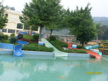 anak-anak besar bermain slide dengan aqua play, air slide untuk anak-anak di raksasa Water Park
