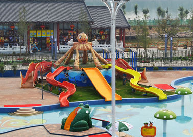 anak-anak besar bermain slide dengan aqua play, air slide untuk anak-anak di raksasa Water Park