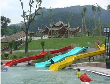 anak-anak besar bermain slide dengan aqua play, air slide untuk anak-anak di raksasa Water Park